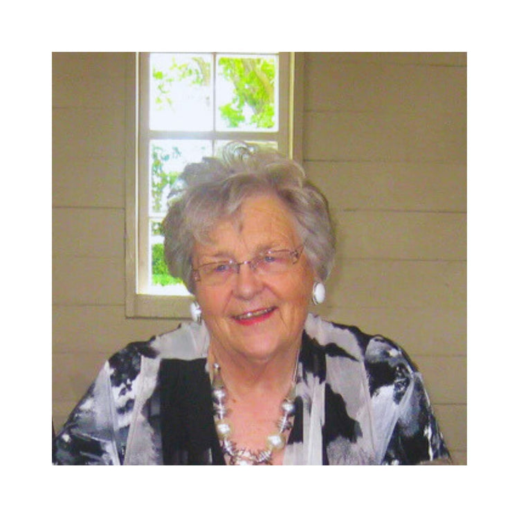 Portrait of artist Nola Weber – Red Peach Gallery